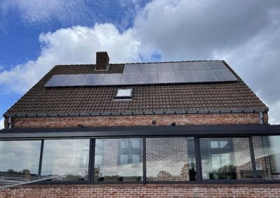 Mosbegroeid dak in Brasschaat voor de behandeling