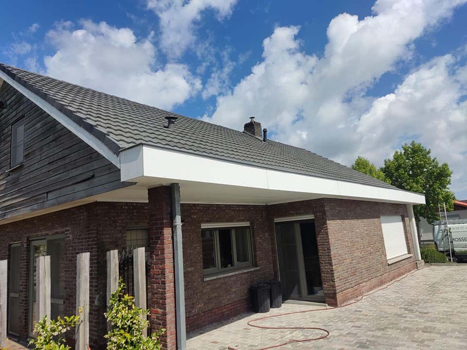 Hetzelfde dak proper en mosvrij na de behandeling en coating