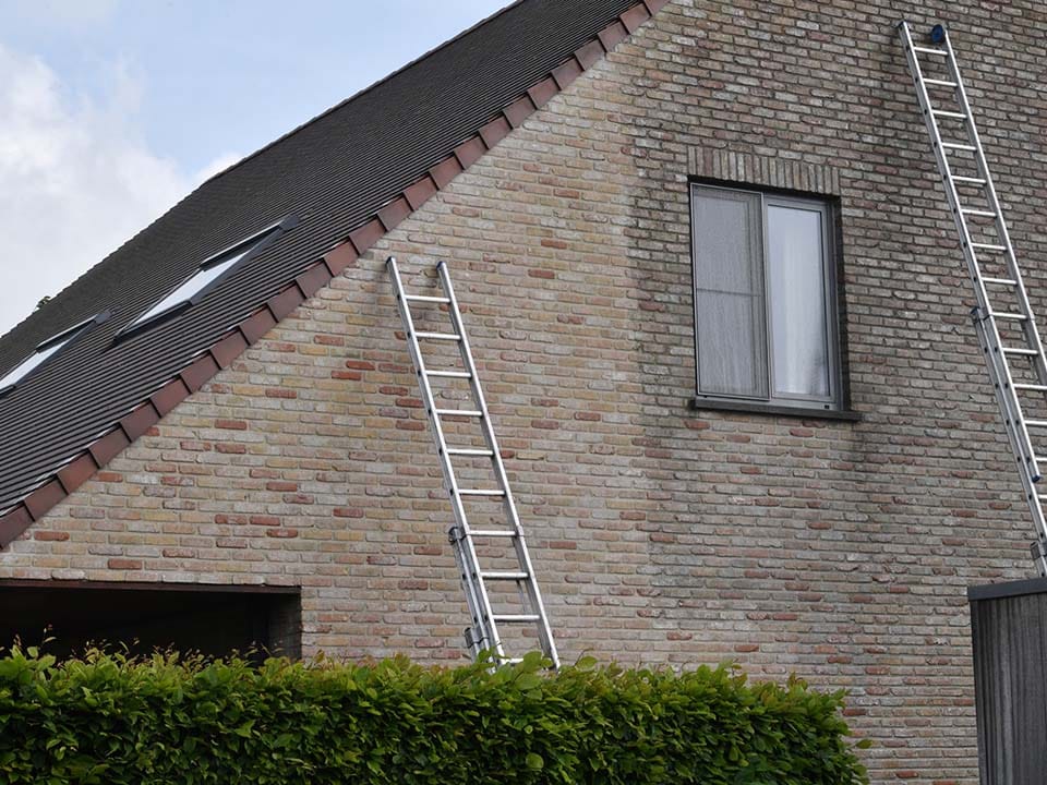 Voorbeeld van professionele gevelreiniging in Maldegem met een propere opgefriste muur