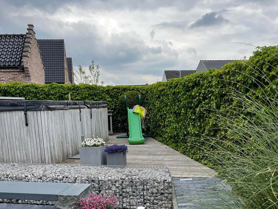 Houten terras tijdens reiniging met een frisse uitstraling